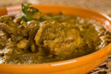 Tavuk ve sosu bir plaka üzerinde polenta. Polenta ile Xinxim.