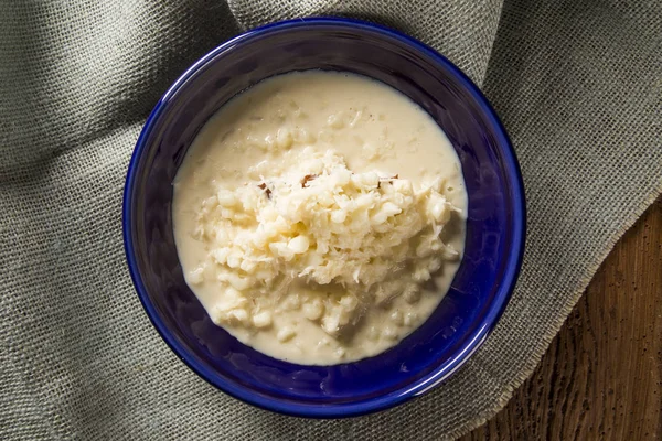 Braziliaanse dessert canjica onze mungunza van witte maïs in blauwe boog — Stockfoto