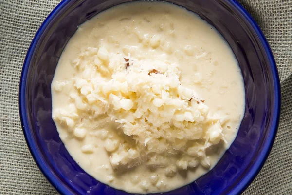 Brasilianische Dessert Canjica unsere Mungunza aus weißem Mais in blauer Schleife — Stockfoto