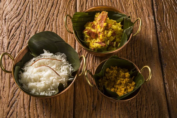 Ρύζι με καρύδα, κίτρινο αλεύρι και αποξηραμένο κρέας με ρύζι σε μια — Φωτογραφία Αρχείου