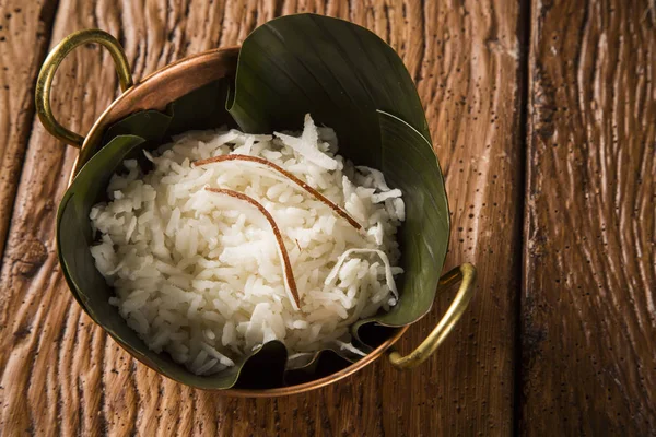오래 된 구리 냄비-전통적인 바이아 음식에에서 코코넛 라이스 — 스톡 사진