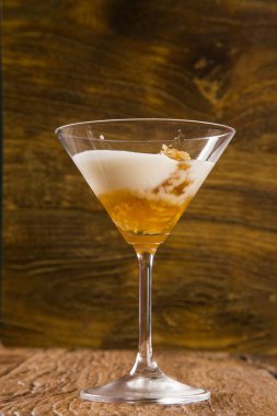 Bir bardak bal ile Yunan yoğurt