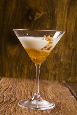 Bir bardak bal ile Yunan yoğurt