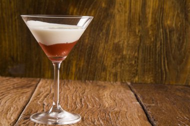 Bir bardak tatlı guava ile Yunan yoğurt