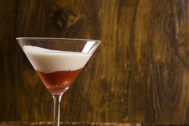 Bir bardak tatlı guava ile Yunan yoğurt