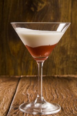 Bir bardak tatlı guava ile Yunan yoğurt