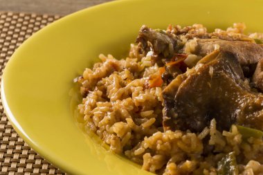 Yemek, tavuk pilav ile