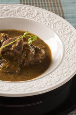 Rustik güveç et soslu beyaz plaka
