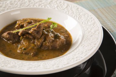 Rustik güveç et soslu beyaz plaka