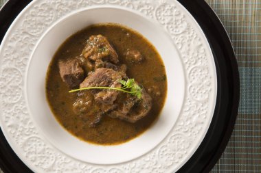 Rustik güveç et soslu beyaz plaka