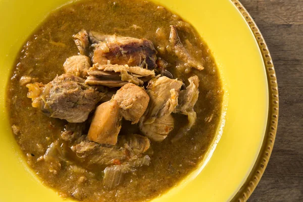 Torta de peixe com pedaços de frango de angola — Fotografia de Stock