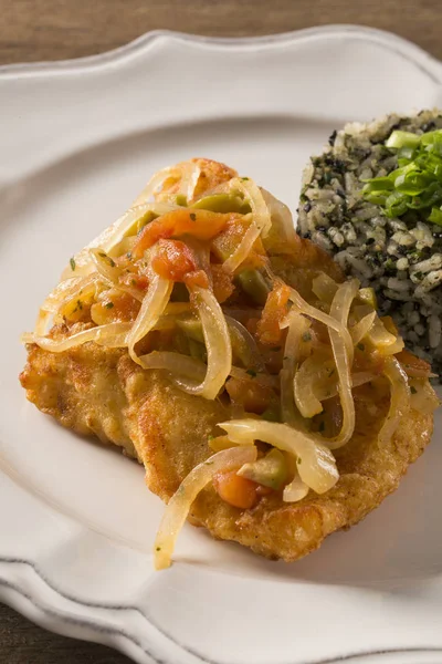 Steak de poisson avec sauce et riz cuxa — Photo