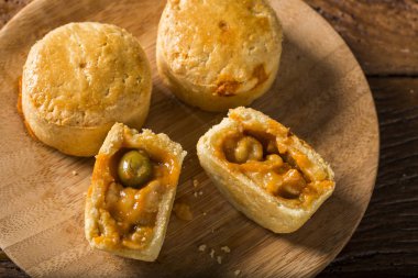 Empada Brezilya snack. Ahşap ahşap plaka üzerinde karidesli börek 