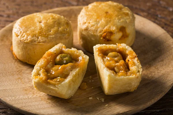 Empada Brezilya snack. Ahşap ahşap plaka üzerinde karidesli börek