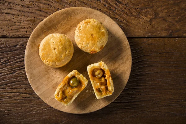 Empada Brezilya snack. Ahşap ahşap plaka üzerinde karidesli börek