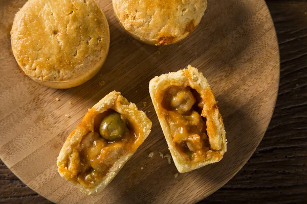 Empada Brezilya snack. Ahşap ahşap plaka üzerinde karidesli börek