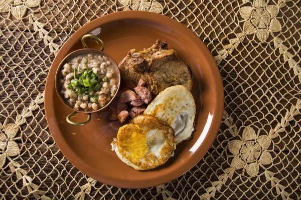 Almoço tradicional brasileiro chamado virado a paulista — Fotografia de Stock
