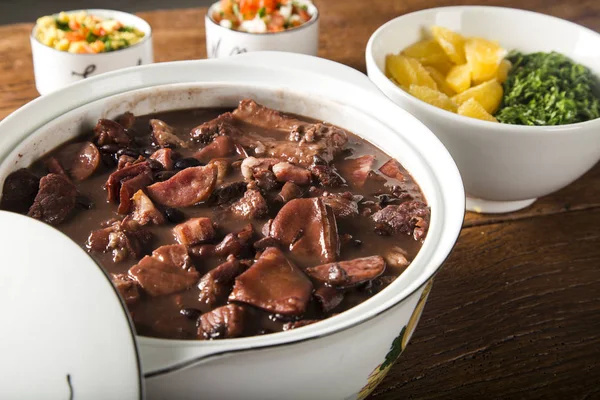 Brezilyalı Feijoada yemek.