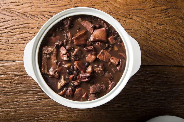 Brezilyalı Feijoada yemek.