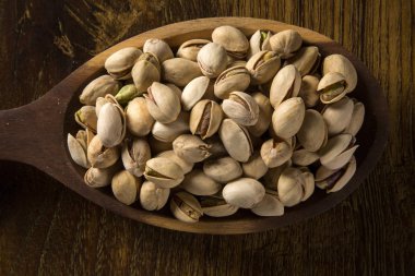 Ahşap arka plan ağaç kaşık içinde fıstık fındık