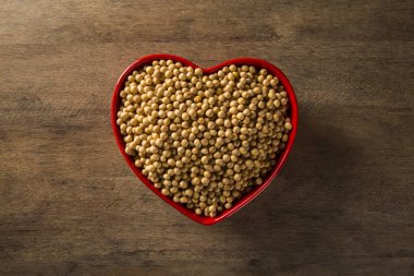 Soya fasulyesi bir kalp kap içinde
