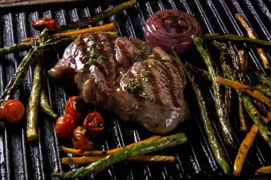 Ancho biftek ızgara ızgara sebzeli