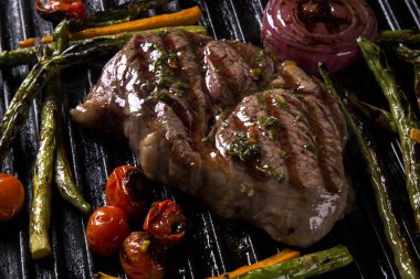 Ancho biftek ızgara ızgara sebzeli