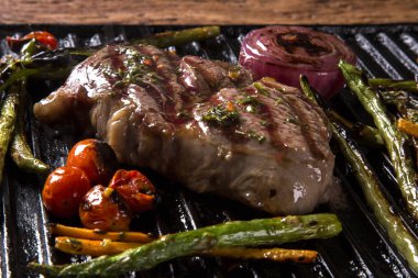 Ancho biftek ızgara ızgara sebzeli