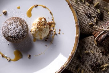 Baharat kek dondurma ile