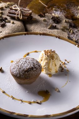 Baharat kek dondurma ile