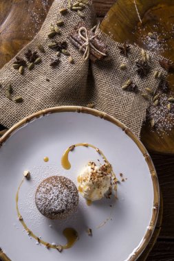 Baharat kek dondurma ile