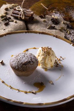 Baharat kek dondurma ile