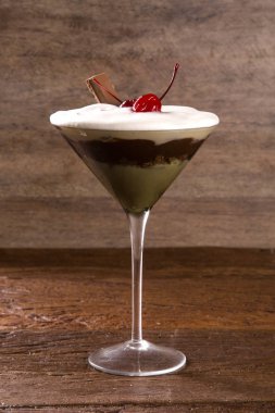 Lezzetli İtalyan tatlı Pannacotta çikolata ve kiraz ile