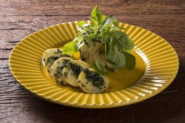 Pupunha hurma ile pesto ve su teresi