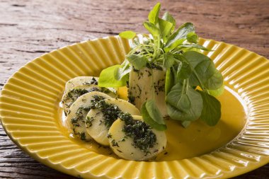 Pupunha hurma ile pesto ve su teresi