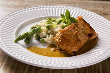 Kuşkonmaz risotto ile ızgara somon