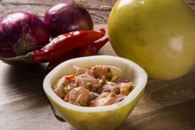 Ahşap zemin üzerine tutku meyve soslu somon ceviche