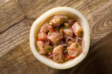 Ahşap zemin üzerine tutku meyve soslu somon ceviche