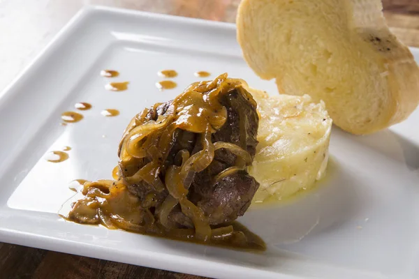 Filet Mignon mit Kartoffelsalat. Steak vom Rind mit Passionsfruchtsauce — Stockfoto