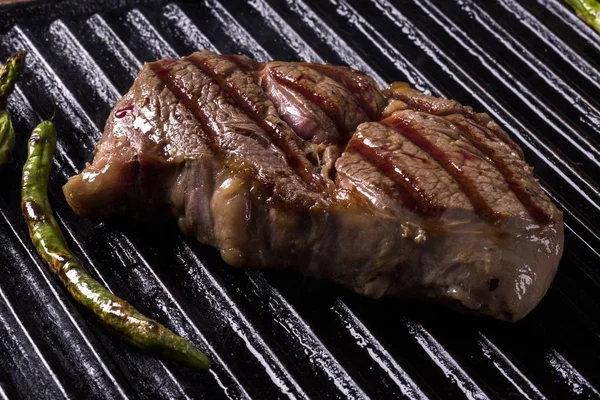 Bife Ancho com legumes grelhados na grelha — Fotografia de Stock