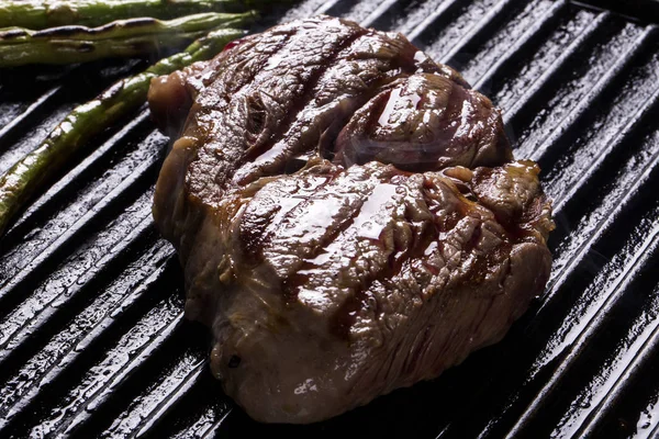 Ancho-Steak mit gegrilltem Gemüse auf dem Grill — Stockfoto