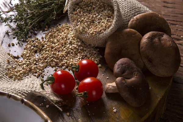 신선한 밀, 버섯, 토마토와 소박한 나무 — 스톡 사진