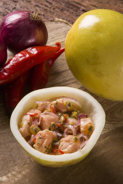 Ceviche de saumon avec sauce aux fruits de la passion sur fond de bois — Photo