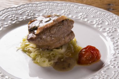 Saltimbocca dürüst zengin Napoliten sos ve tagliatelle makarna