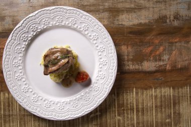 Saltimbocca dürüst zengin Napoliten sos ve tagliatelle makarna