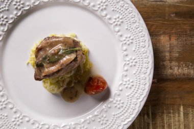 Saltimbocca dürüst zengin Napoliten sos ve tagliatelle makarna