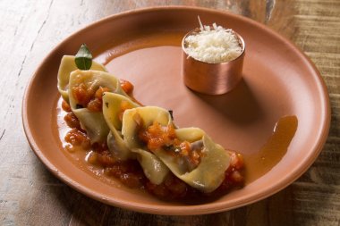 Tortellini pomodoro sos ile