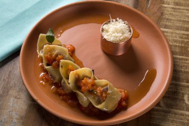 Tortellini pomodoro sos ile