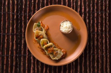 Tortellini pomodoro sos ile