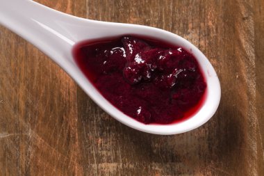 Kırmızı meyve kaşık krem